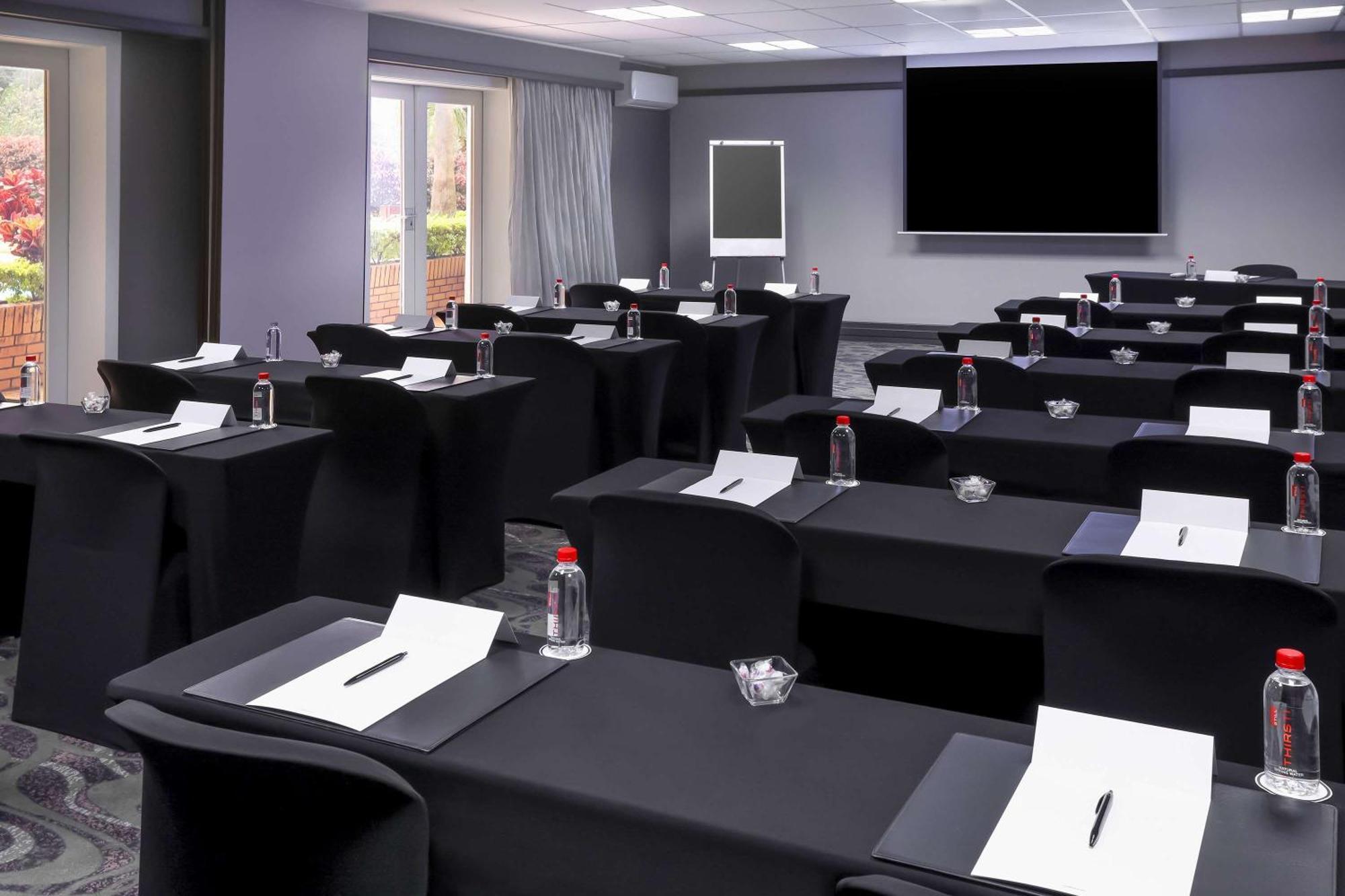 Garden Court East London Hotel Ngoại thất bức ảnh